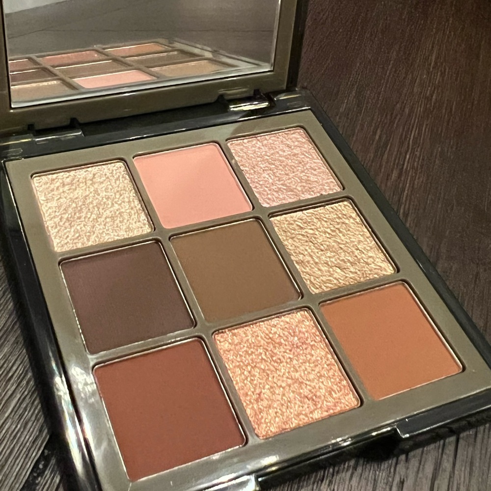 Huda Beauty Khaki haze eyeshadow palette